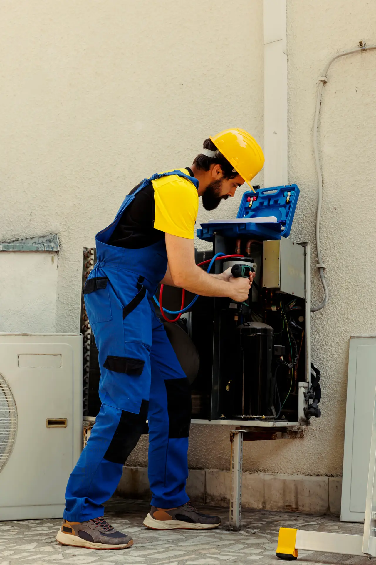 Hausmeister der UMMO GmbH prüft die technische Anlage eines Objekts