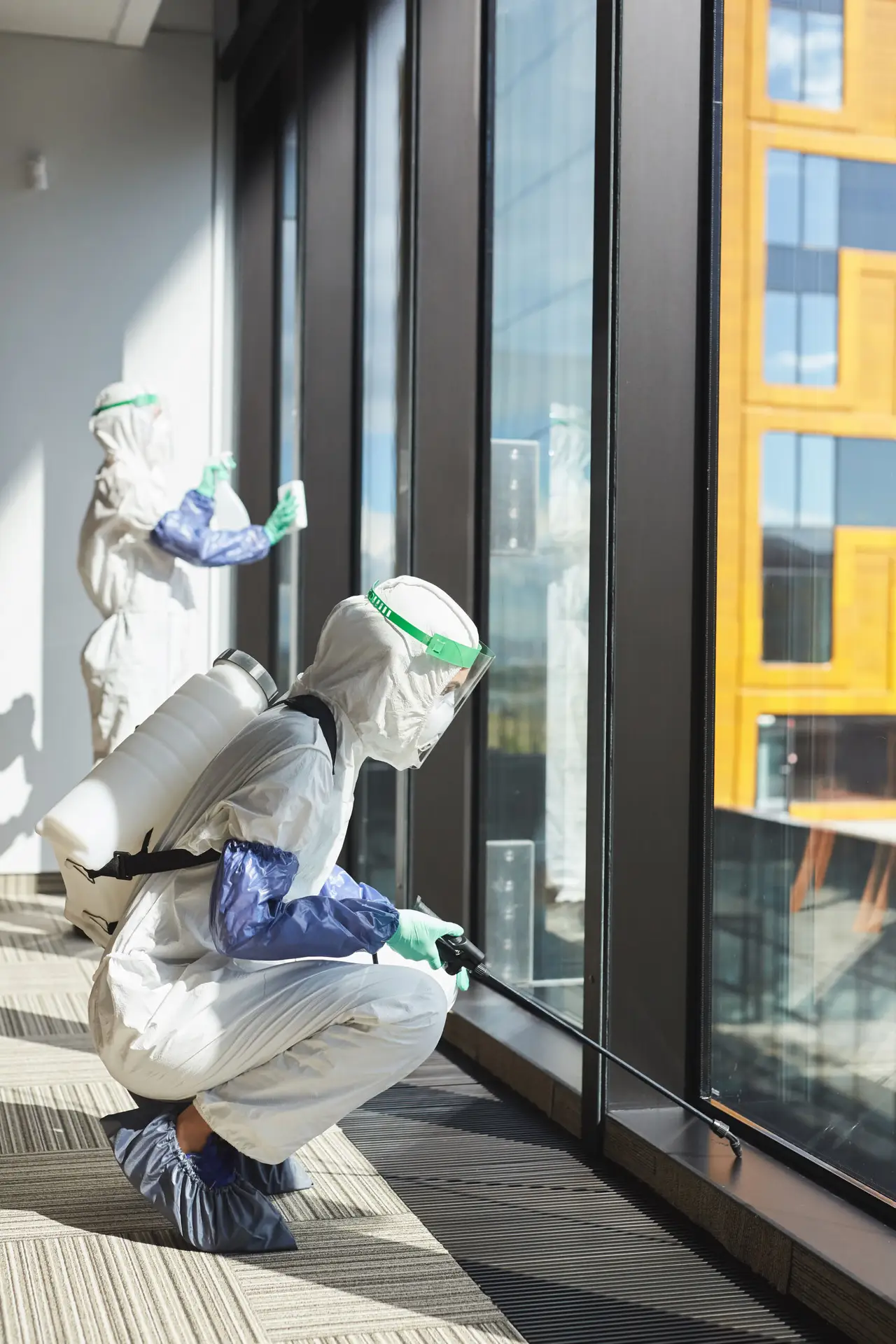 Reinigungskraft der UMMO GmbH bei der Unterhaltsreinigung eines Objekts